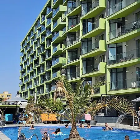 Deluxe Family Studio Beach & Pool Prima Linie La Mare Parking アパート ナボダリ