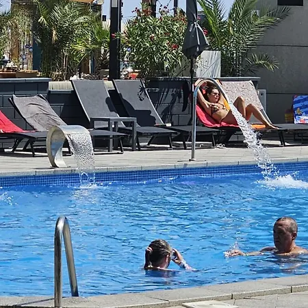 Deluxe Family Studio Beach & Pool Prima Linie La Mare Parking