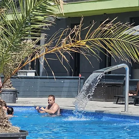 Deluxe Family Studio Beach & Pool Prima Linie La Mare Parking アパート