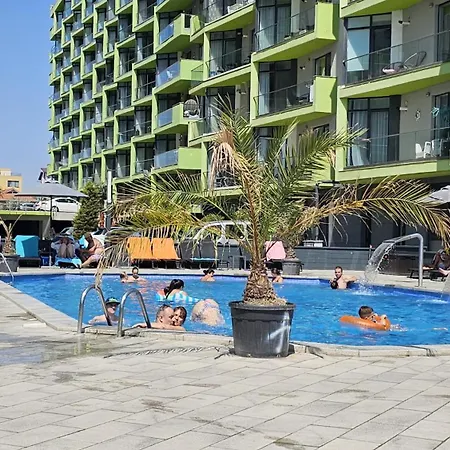 Deluxe Family Studio Beach & Pool Prima Linie La Mare Parking アパート ナボダリ