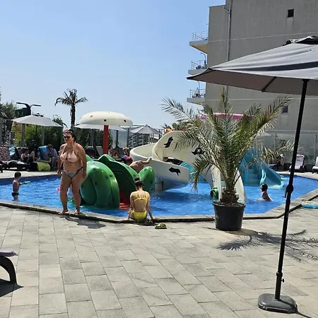 Deluxe Family Studio Beach & Pool Prima Linie La Mare Parking Apartment *